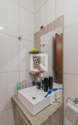 Casa à venda com 110m², 4 quartos e 1 vaga Casa à venda com 110m², 4 quartos e 1 vagaBanheiro Corredor