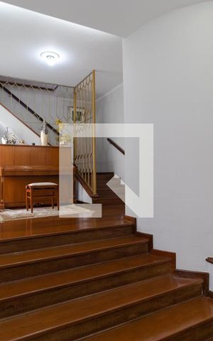 Casa à venda com 327m², 4 quartos e 3 vagas Casa à venda com 327m², 4 quartos e 3 vagasSala de Estar
