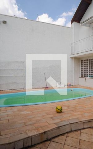 Casa à venda com 327m², 4 quartos e 3 vagas Casa à venda com 327m², 4 quartos e 3 vagasPiscina