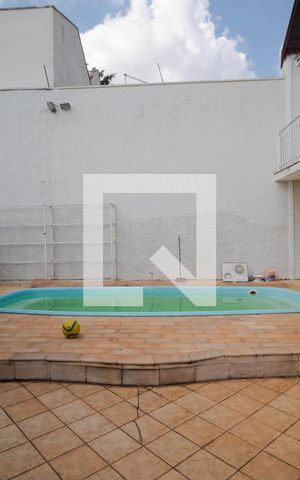 Casa à venda com 327m², 4 quartos e 3 vagas Casa à venda com 327m², 4 quartos e 3 vagasPiscina