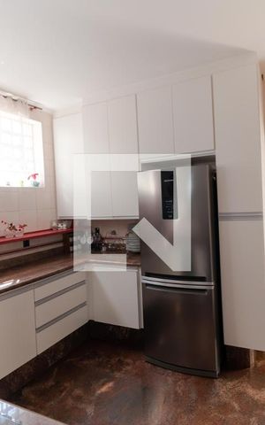 Casa à venda com 327m², 4 quartos e 3 vagas Casa à venda com 327m², 4 quartos e 3 vagasCozinha