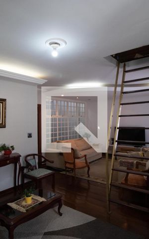 Casa à venda com 327m², 4 quartos e 3 vagas Casa à venda com 327m², 4 quartos e 3 vagasSala de TV