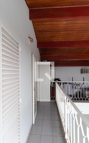 Casa à venda com 327m², 4 quartos e 3 vagas Casa à venda com 327m², 4 quartos e 3 vagasSacada do Quarto 02 e 03