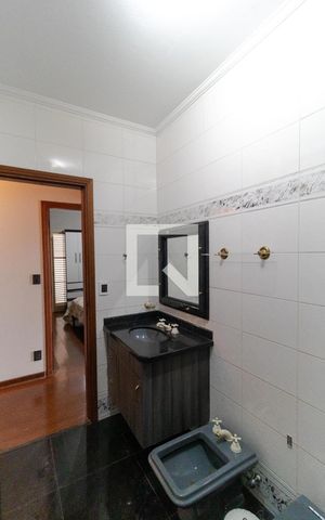 Casa à venda com 327m², 4 quartos e 3 vagas Casa à venda com 327m², 4 quartos e 3 vagasBanheiro 02