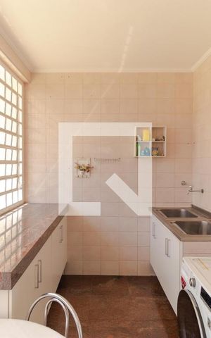 Casa à venda com 327m², 4 quartos e 3 vagas Casa à venda com 327m², 4 quartos e 3 vagasÁrea de Serviço