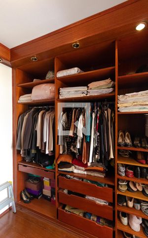 Casa à venda com 327m², 4 quartos e 3 vagas Casa à venda com 327m², 4 quartos e 3 vagasCloset da Suíte