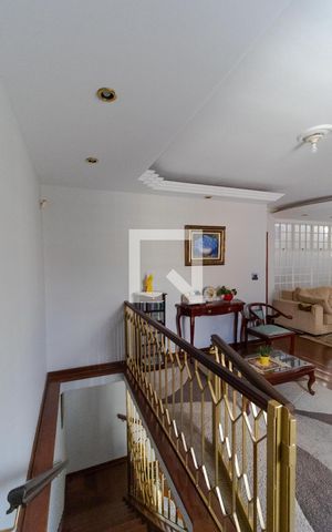 Casa à venda com 327m², 4 quartos e 3 vagas Casa à venda com 327m², 4 quartos e 3 vagasSala de TV