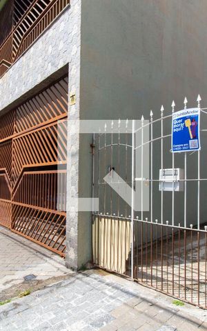 Casa para alugar com 100m², 2 quartos e sem vaga Casa para alugar com 100m², 2 quartos e sem vagaFachada