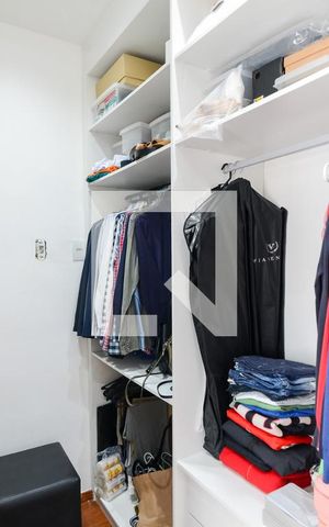 Casa à venda com 200m², 4 quartos e 2 vagas Casa à venda com 200m², 4 quartos e 2 vagasCloset da Suíte