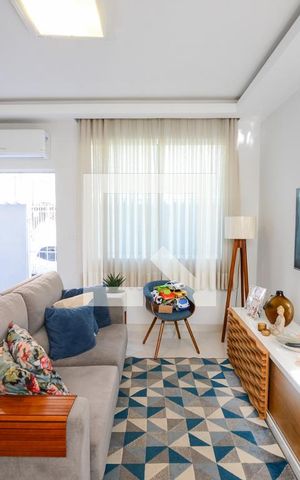 Casa à venda com 200m², 4 quartos e 2 vagas Casa à venda com 200m², 4 quartos e 2 vagasSala
