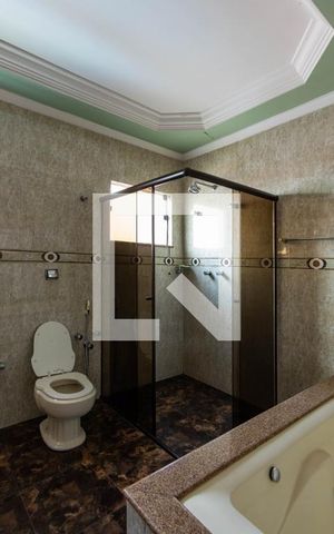 Casa à venda com 270m², 5 quartos e 5 vagas Casa à venda com 270m², 5 quartos e 5 vagasBanheiro