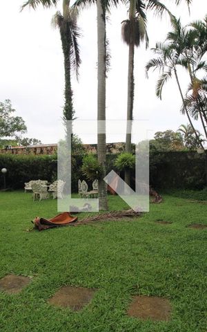 Casa à venda com 386m², 4 quartos e 4 vagasLateral da casa