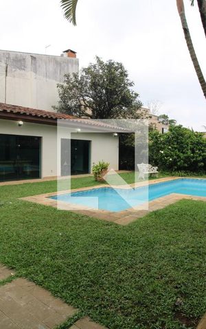 Casa à venda com 386m², 4 quartos e 4 vagasÁrea dos fundos