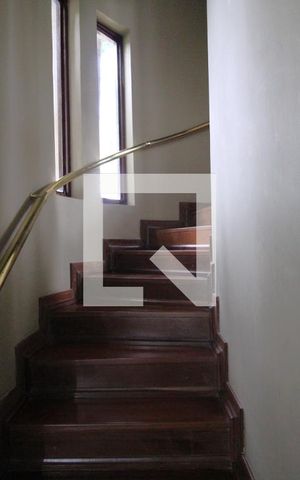Casa à venda com 386m², 4 quartos e 4 vagasEscada