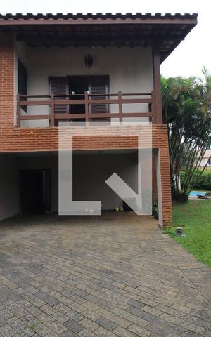 Casa à venda com 386m², 4 quartos e 4 vagasFrente da casa - garagem