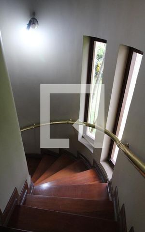 Casa à venda com 386m², 4 quartos e 4 vagasEscada