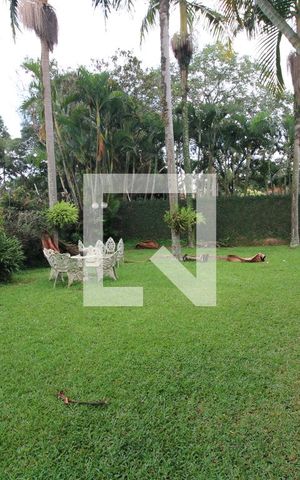 Casa à venda com 386m², 4 quartos e 4 vagasLateral da casa