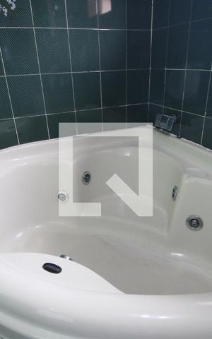 Casa à venda com 386m², 4 quartos e 4 vagasBanheira da suíte 1
