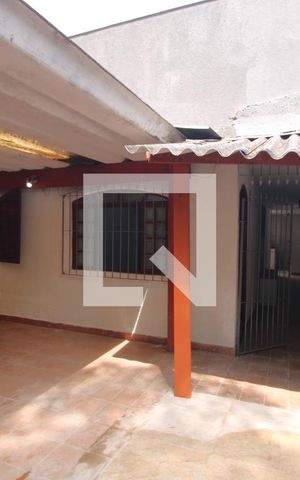 Casa para alugar com 72m², 2 quartos e 2 vagasEntrada