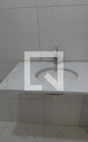 Casa para alugar com 72m², 2 quartos e 2 vagasPia do banheiro