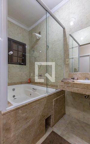 Casa à venda com 224m², 3 quartos e 4 vagas Casa à venda com 224m², 3 quartos e 4 vagasBanheiro da Suite
