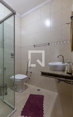Casa à venda com 224m², 3 quartos e 4 vagas Casa à venda com 224m², 3 quartos e 4 vagasBanheiro
