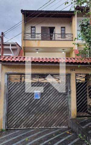 Casa à venda com 224m², 3 quartos e 4 vagas Casa à venda com 224m², 3 quartos e 4 vagasFachada