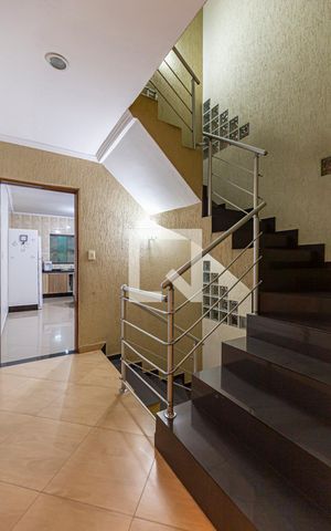 Casa à venda com 224m², 3 quartos e 4 vagas Casa à venda com 224m², 3 quartos e 4 vagasEscada Dormitórios