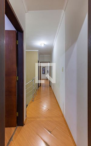 Casa à venda com 224m², 3 quartos e 4 vagas Casa à venda com 224m², 3 quartos e 4 vagasEscada Dormitórios