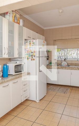 Casa à venda com 250m², 4 quartos e 3 vagas Casa à venda com 250m², 4 quartos e 3 vagasCozinha