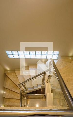 Casa de condomínio à venda com 201m², 2 quartos e 2 vagas Casa de condomínio à venda com 201m², 2 quartos e 2 vagasEscada