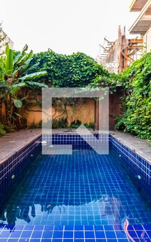 Casa à venda com 200m², 3 quartos e 1 vaga Casa à venda com 200m², 3 quartos e 1 vagaPiscina