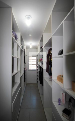 Casa à venda com 160m², 3 quartos e 2 vagasSuíte