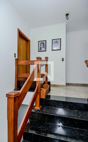 Casa para alugar com 326m², 3 quartos e 4 vagasEscada Sala/Quartos 