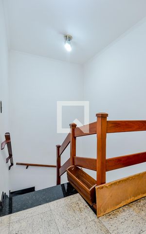 Casa para alugar com 326m², 3 quartos e 4 vagasEscada Sala/Quartos 