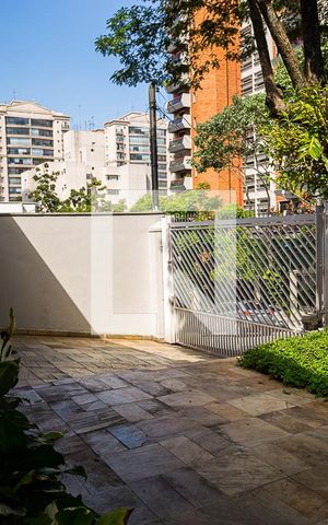 Casa à venda com 400m², 3 quartos e 4 vagas Casa à venda com 400m², 3 quartos e 4 vagasGaragem e Jardim