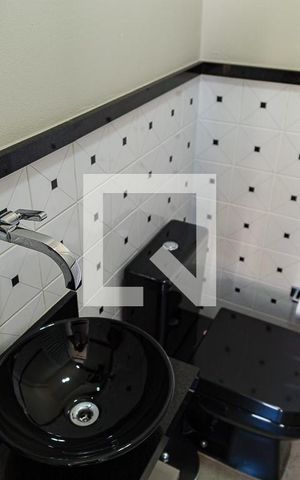 Casa à venda com 400m², 3 quartos e 4 vagas Casa à venda com 400m², 3 quartos e 4 vagasBanheiro da Edícula