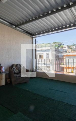 Casa à venda com 120m², 3 quartos e 2 vagas Casa à venda com 120m², 3 quartos e 2 vagasTerraço