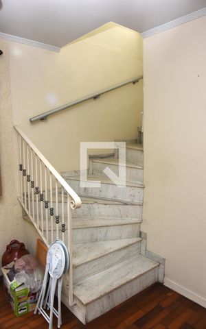 Casa à venda com 150m², 3 quartos e 3 vagasEscada