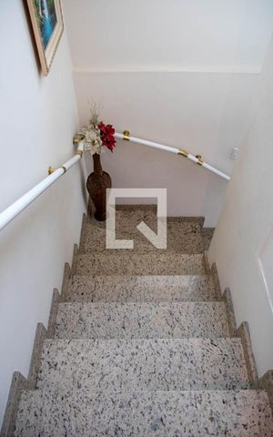 Casa para alugar com 264m², 3 quartos e 4 vagas Casa para alugar com 264m², 3 quartos e 4 vagasEscada
