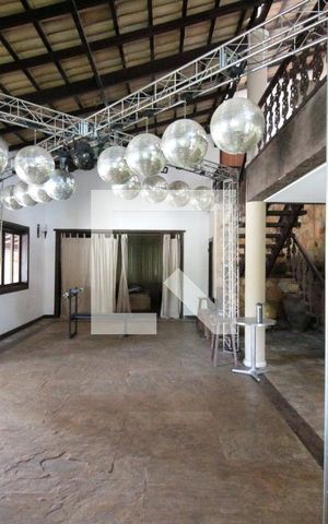 Casa à venda com 640m², 4 quartos e 4 vagasSala