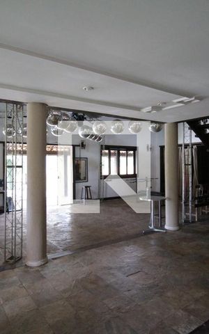 Casa à venda com 640m², 4 quartos e 4 vagasSala