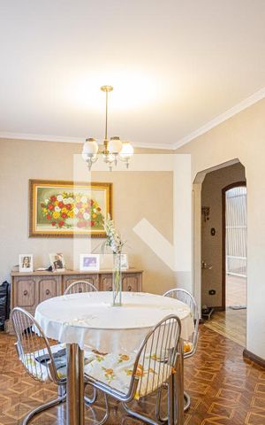 Casa à venda com 270m², 4 quartos e 3 vagas Casa à venda com 270m², 4 quartos e 3 vagasSala