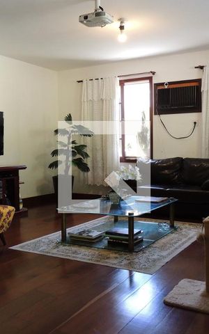 Casa à venda com 650m², 4 quartos e 3 vagasSala