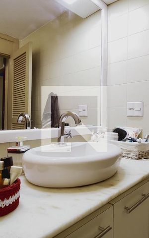 Casa à venda com 650m², 4 quartos e 3 vagas Casa à venda com 650m², 4 quartos e 3 vagasBanheiro Social