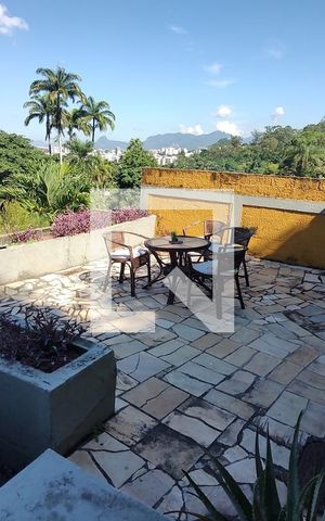 Casa à venda com 650m², 4 quartos e 3 vagas Casa à venda com 650m², 4 quartos e 3 vagasÁrea Livre