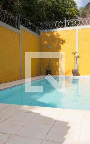 Casa à venda com 650m², 4 quartos e 3 vagas Casa à venda com 650m², 4 quartos e 3 vagasÁrea comum - Piscina