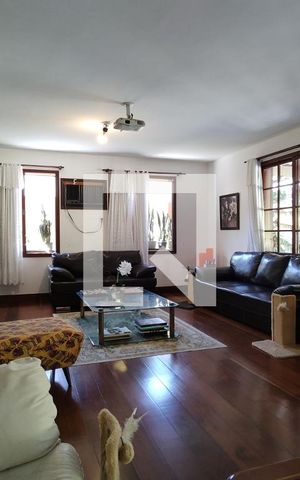 Casa à venda com 650m², 4 quartos e 3 vagas Casa à venda com 650m², 4 quartos e 3 vagasSala