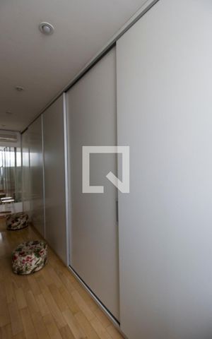 Casa de condomínio à venda com 1100m², 5 quartos e 6 vagas Casa de condomínio à venda com 1100m², 5 quartos e 6 vagasCloset da suíte