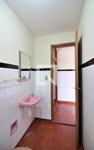 Casa para alugar com 350m², 2 quartos e 4 vagasBanheiro de serviço